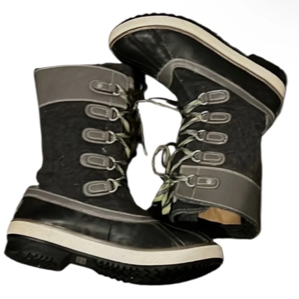 Authentic UGG Signature designer Waterproof boots sz 8 Euro 39